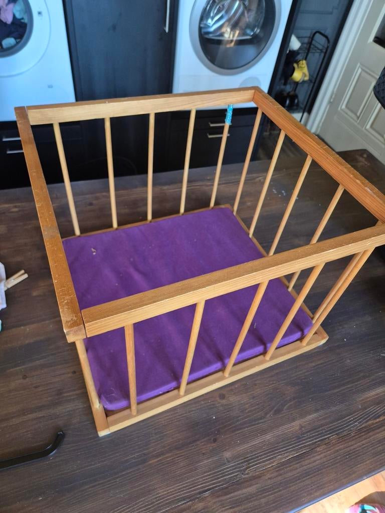 Houten poppenbox met paars matrasje, Kinderen en Baby's, Speelgoed | Poppen, Ophalen, Gebruikt, Overige typen