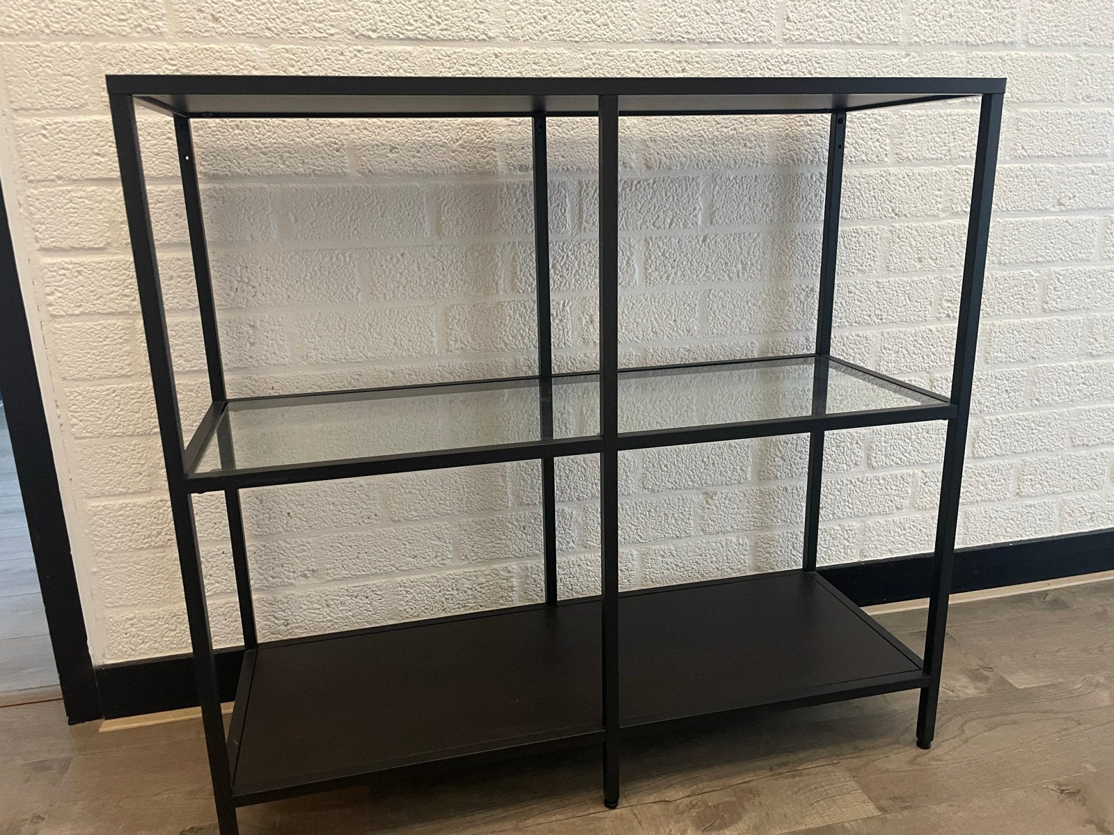 IKEA VITTSJÖ Open Kast / Boekenkast - Zwart/Glas, Ophalen, Met plank(en), Gebruikt, 100 tot 150 cm