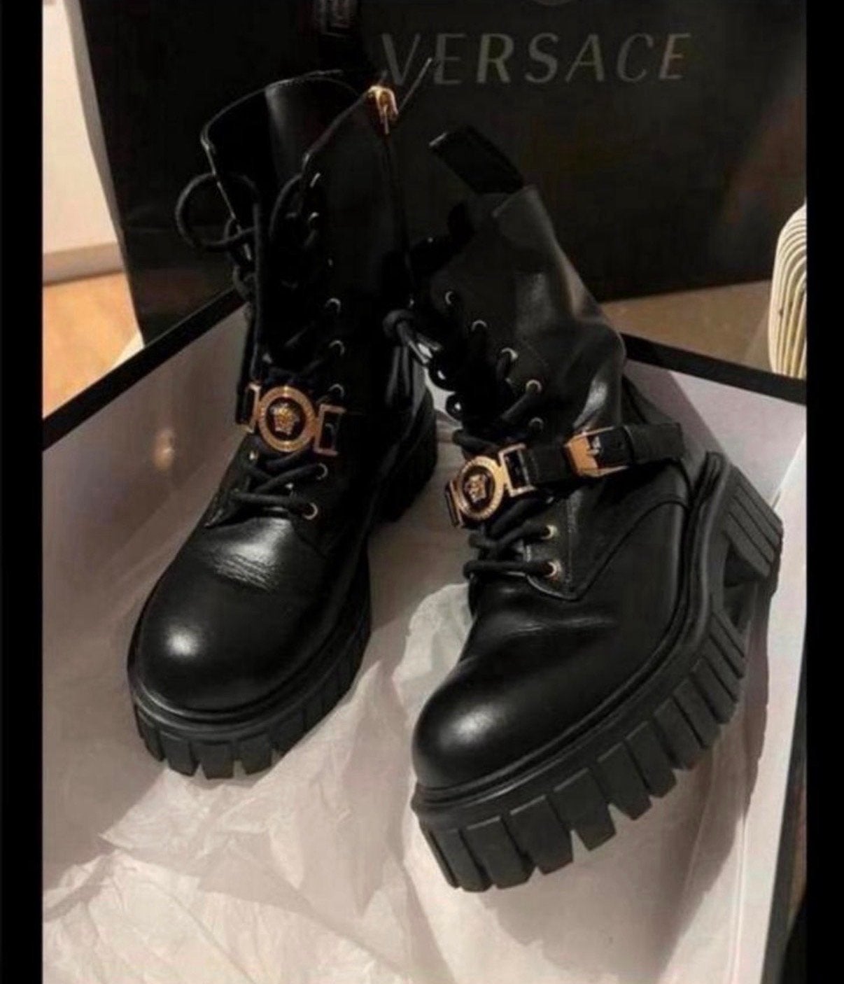 Versace laarzen met gouden details - Zo goed als nieuw, Ophalen of Verzenden, Zo goed als nieuw, Zwart, Lage of Enkellaarzen