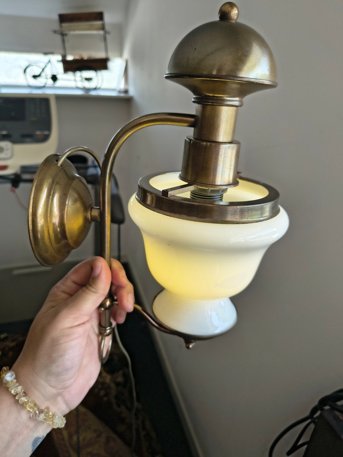 Vintage messing wandlamp met melkglas kap (Kaiser Leuchten), Antiek en Kunst, Ophalen