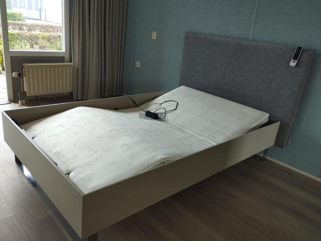Möller Design MD13 – elektrisch verstelbaar bed, Ophalen, Verstelbaar, Zo goed als nieuw, Twijfelaar