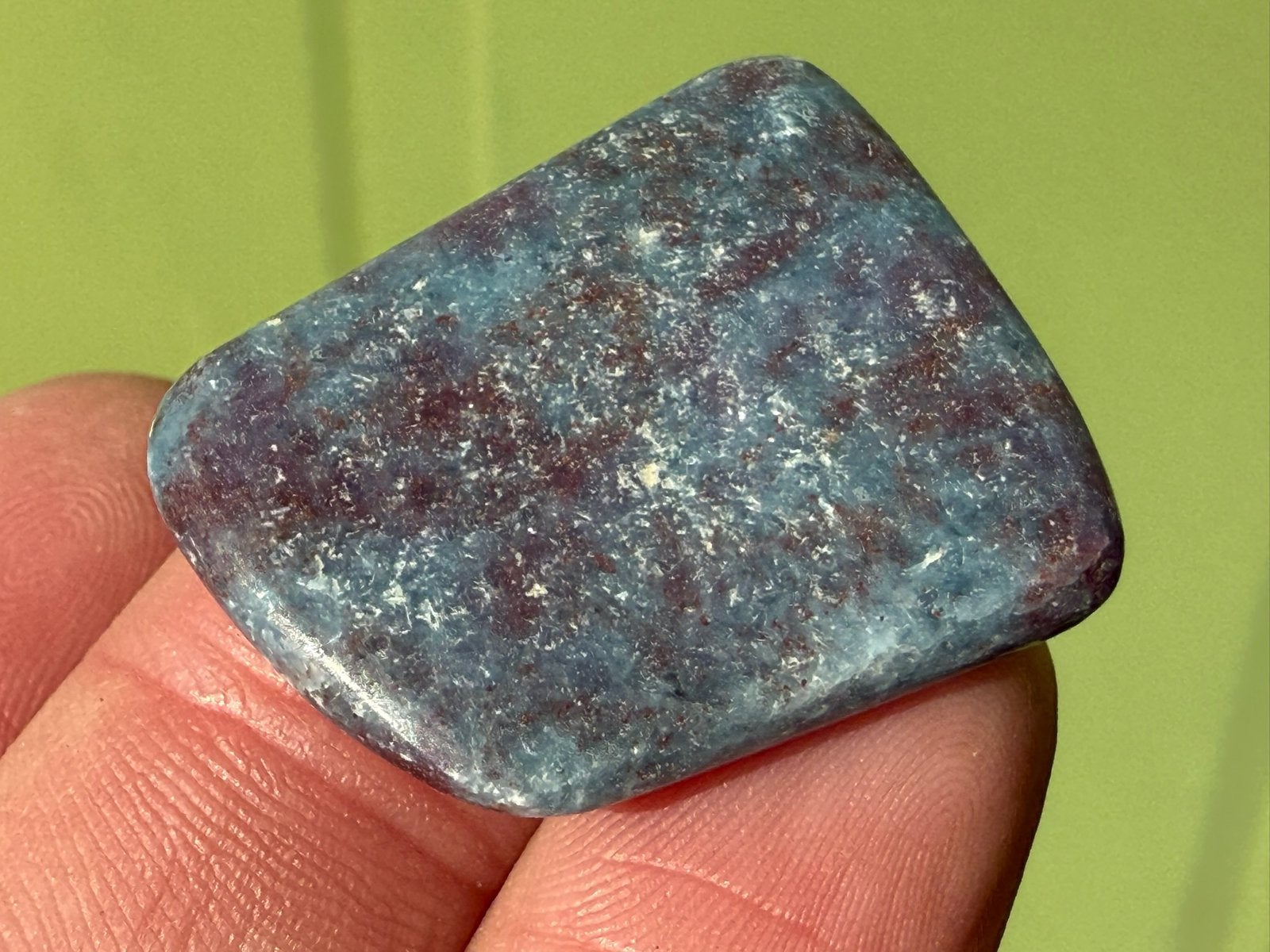 Robijn in Fuchsiet broekzaksteen mineralen UV actief, Ophalen of Verzenden, Mineraal