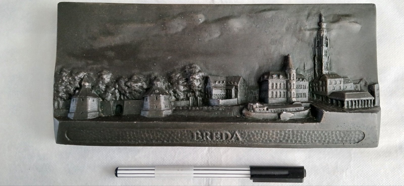 Bronzen reliëf Breda stadsgezicht - Kunsthandel Potters, Gemerkt, Ophalen of Verzenden, Brons, Wanddecoratie