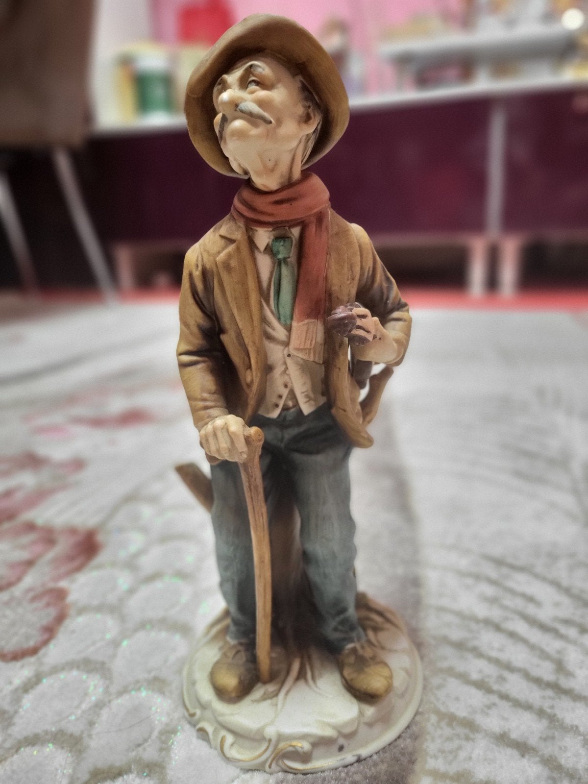 Porseleinen Beeldje Oude Man Zwerfster met Viool 27 cm, Ophalen of Verzenden