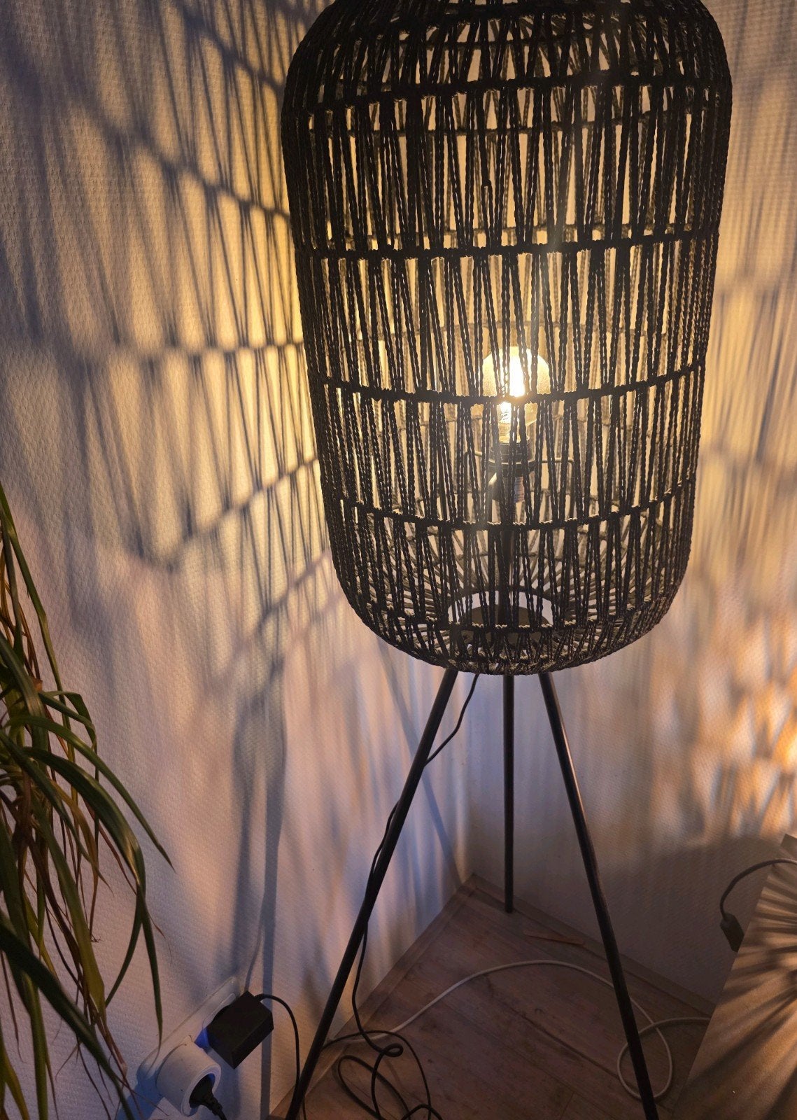 Stijlvolle rotan vloerlamp - Zwart, sfeervol licht, Ophalen, 100 tot 150 cm, E27 (groot), Zo goed als nieuw