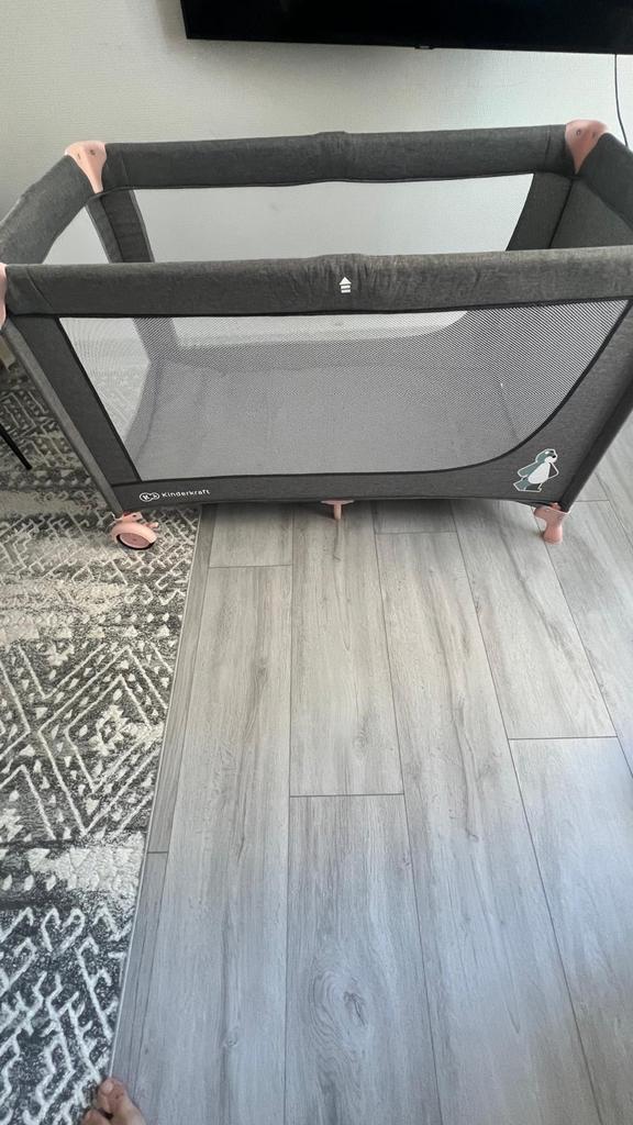 Kinderkraft Box/Campingbedje Grijs met Roze Details, Ophalen, Zo goed als nieuw, Rechthoekig, Wieltjes