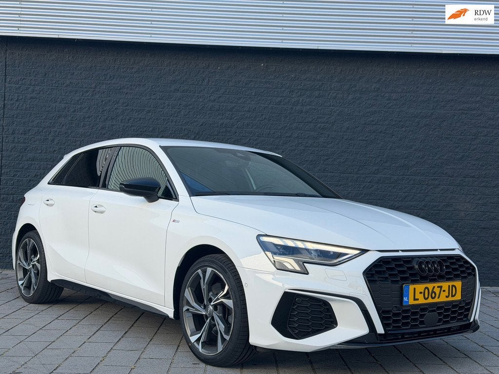 Audi A3 Sportback 35 TFSI S-Line edition one, Auto's, Audi, 150 pk, Wit, Bedrijf, 690 kg