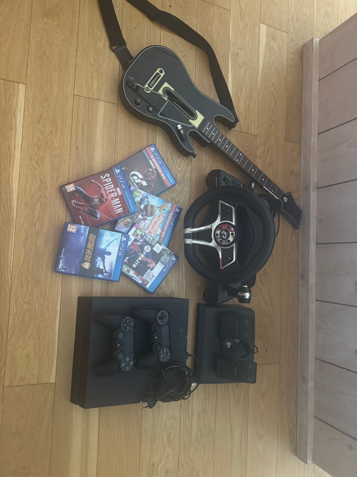 PlayStation 4 Slim met 2 controllers, stuur, gitaar en games, Met games, Met 2 controllers, Ophalen of Verzenden, Zo goed als nieuw