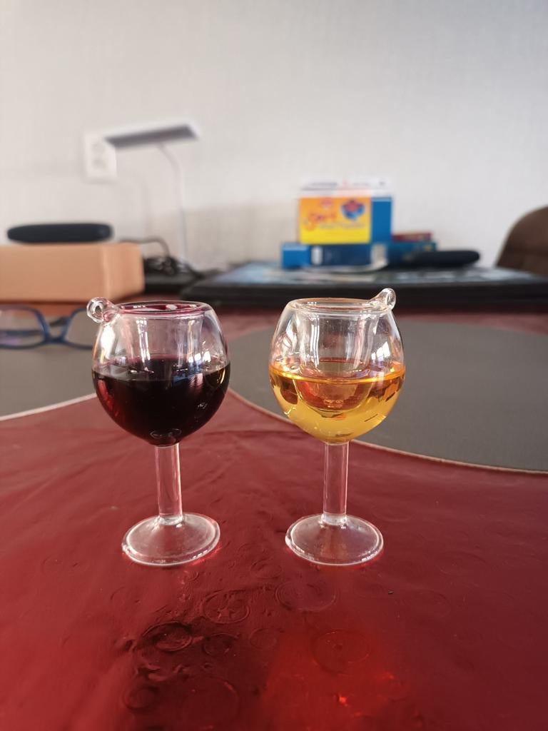 Mini wijn glaasje en 1 bierglaasje 2 druiven, Ophalen of Verzenden, Overige typen