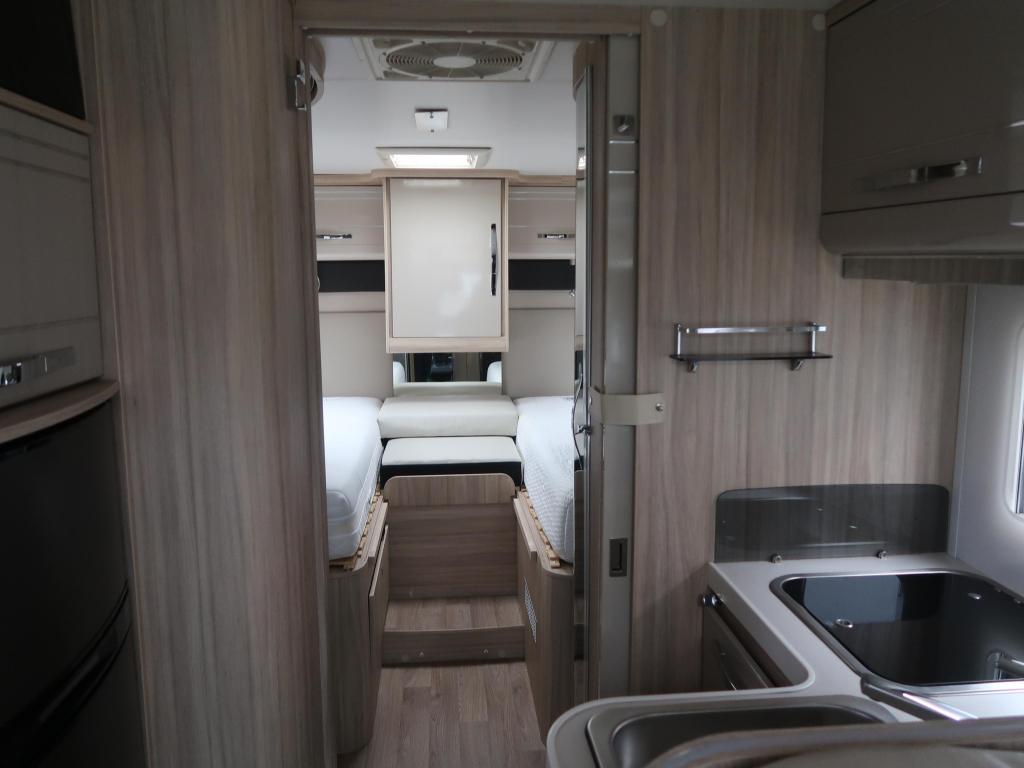 Roller Team Granduca LAGE ENKELE BEDDEN DOUCHE, Caravans en Kamperen, Campers, Overige merken, Ringverwarming, Fiat, Luifel