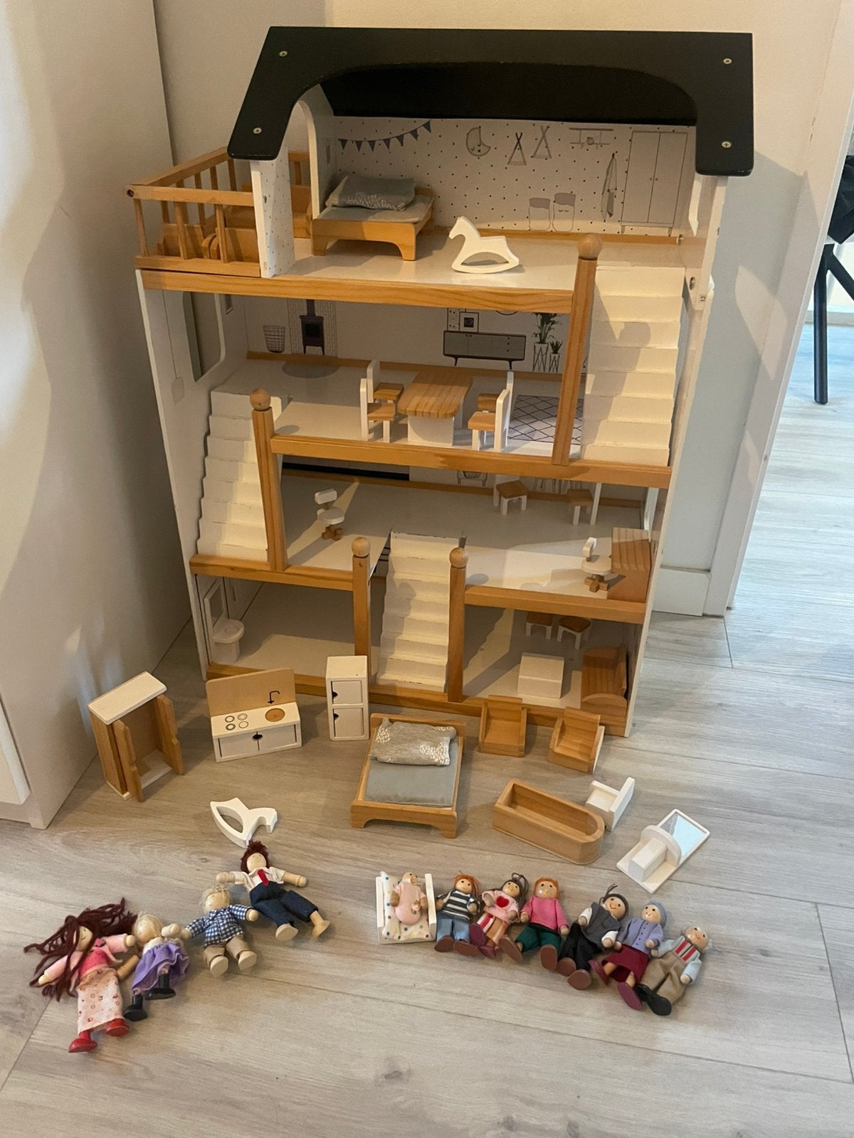 Petite Amelie poppenhuis met poppen en meubels, Ophalen, Zo goed als nieuw, Poppenhuis