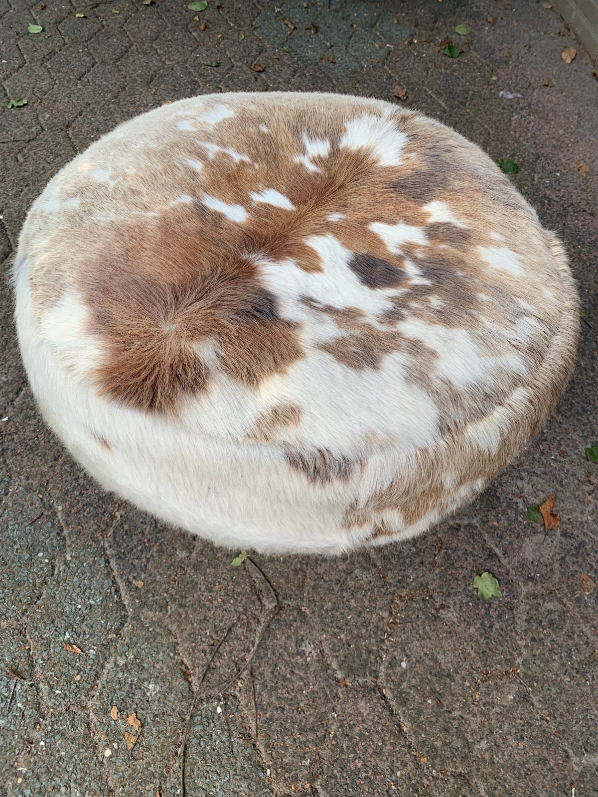 Ronde poef van koeienhuid - Bruin/Wit, Gebruikt, Rond, Leer, Ophalen of Verzenden