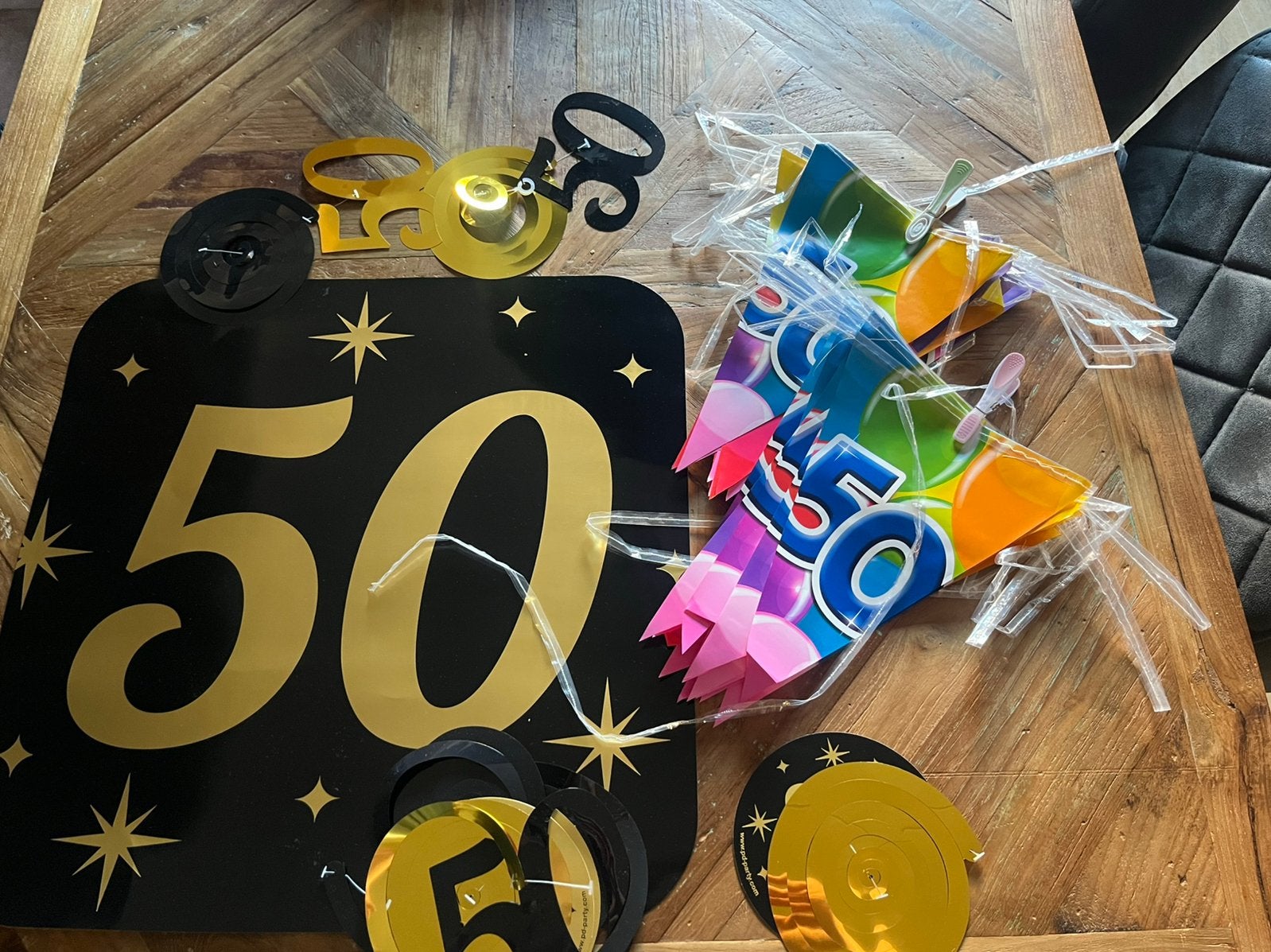 Vlaggetjes, slingers en plaat met 50!, Ophalen, Zo goed als nieuw, Versiering, Verjaardag