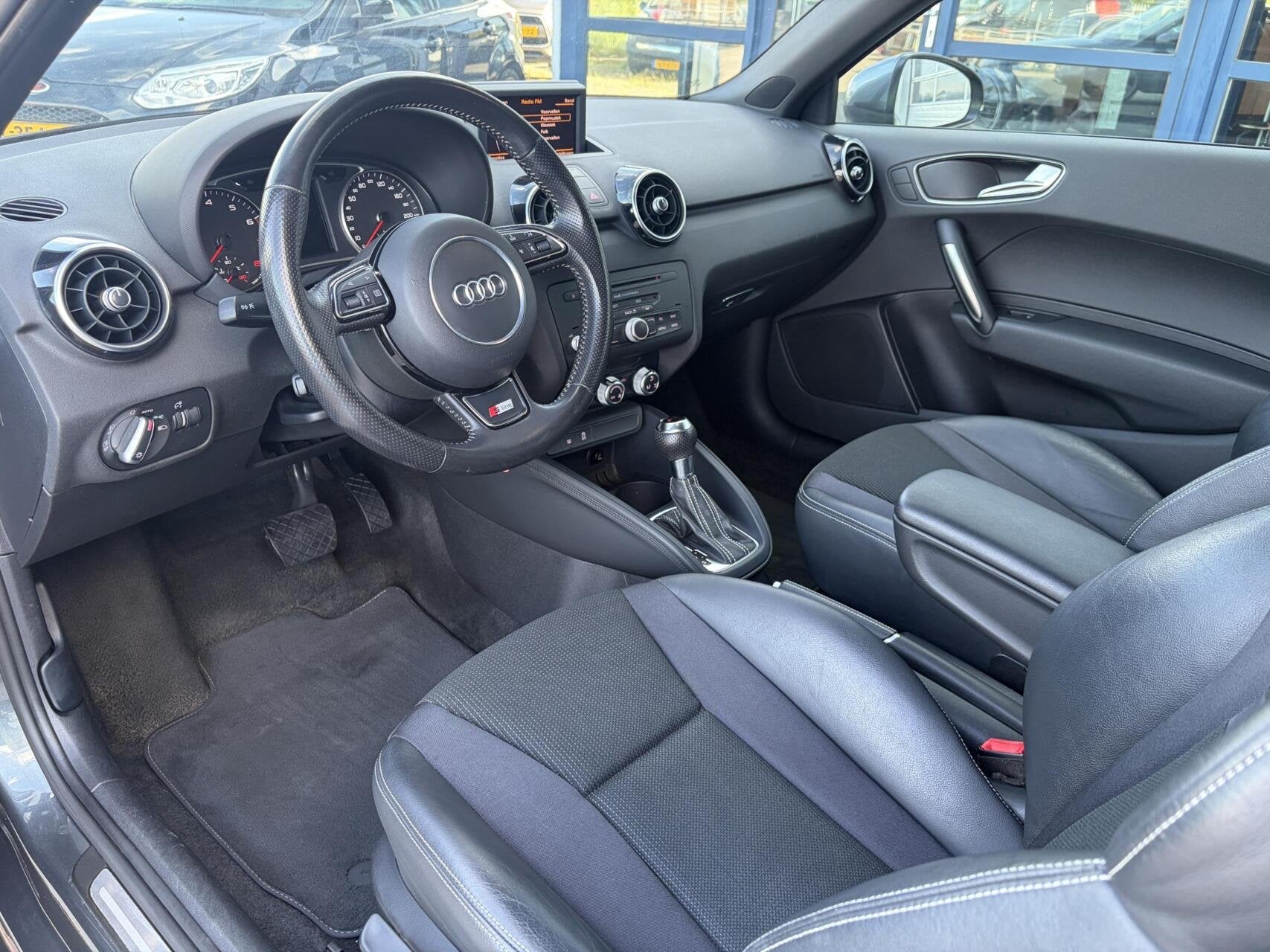 Audi A1 1.4 TFSI CoD Pro 2x S Line Daytona Grau-met., Euro 5, Zwart, 4 cilinders, 4 stoelen