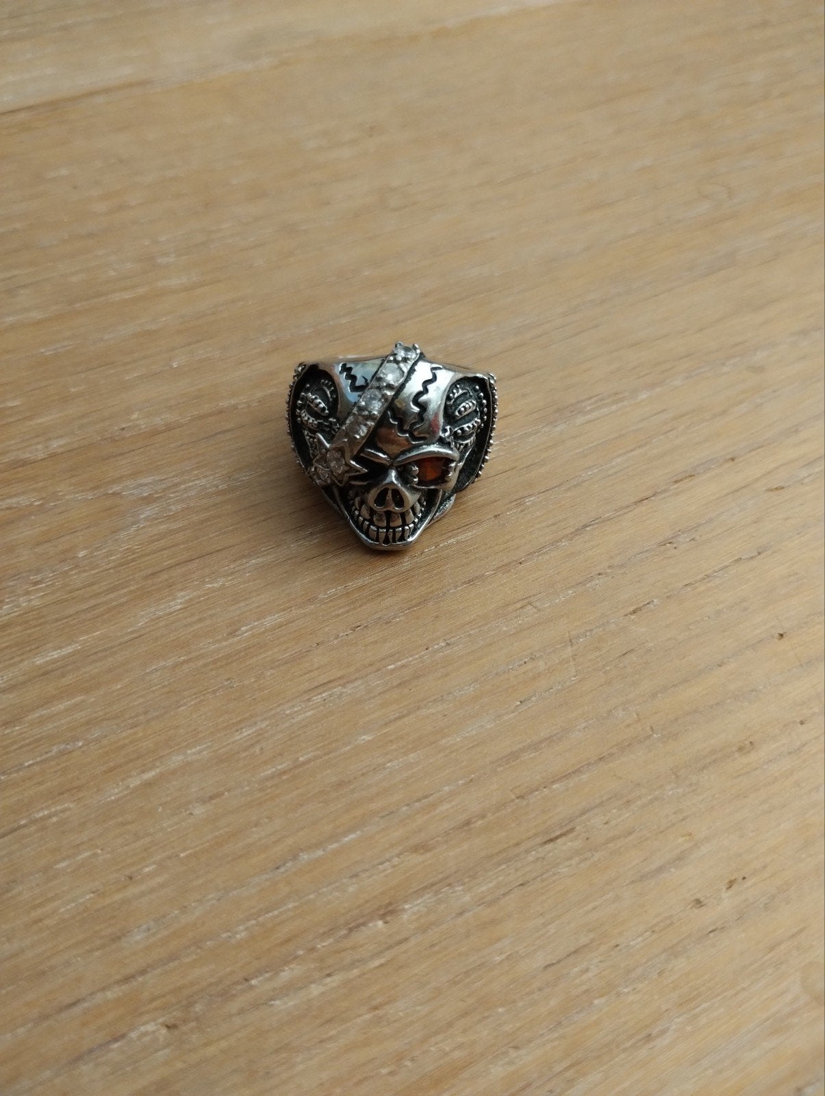 Stoere zilverkleurige doodshoofd ring met rode ogen, IJzer of Staal, 19 tot 20, Ophalen of Verzenden, Zo goed als nieuw