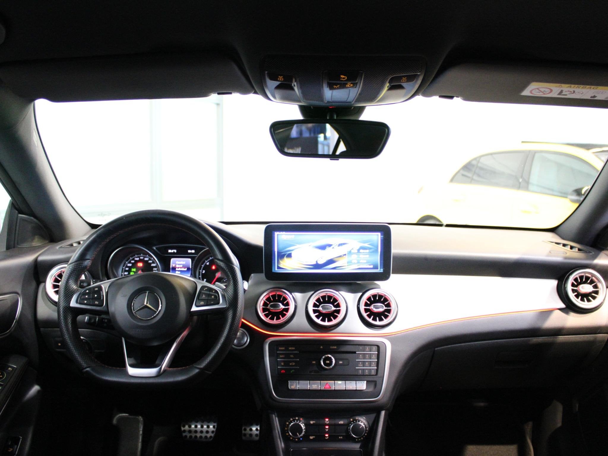 Mercedes-Benz CLA Coupé 180 Business Solution AMG, Gebruikt, 4 cilinders, Leder en Stof, Sedan