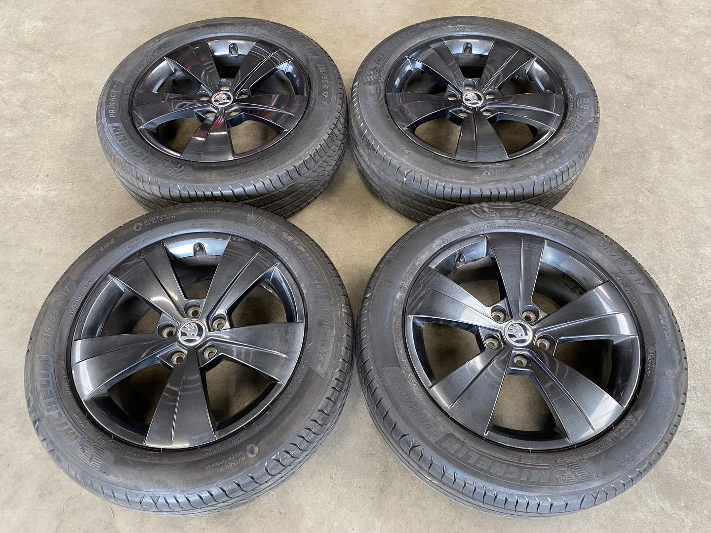 17 inch originele velgen + zomerbanden Skoda Superb, -, -, Banden en Velgen, 17 inch