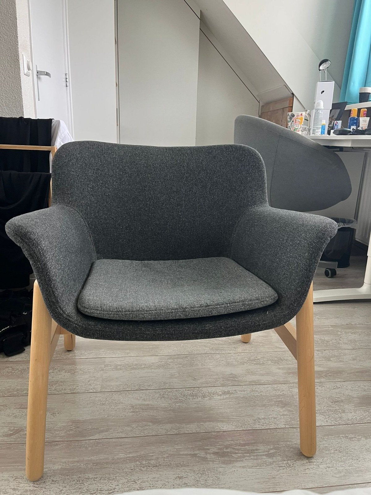 Prachtige grijze fauteuil met houten onderstel IKEA VEDBO, Ophalen, Modern, Scandinavisch, Zo goed als nieuw, Stof