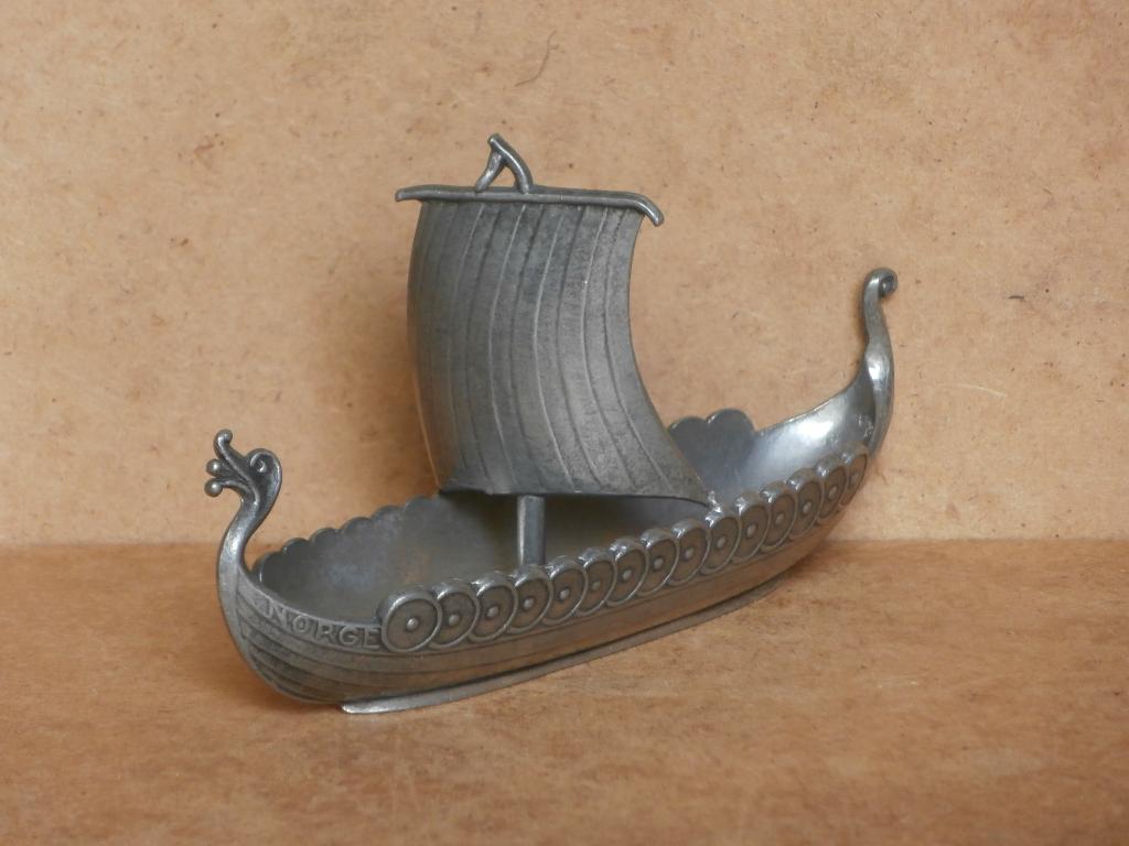 Vikingschip op boot miniatuur viking schip beeldje Norge, Antiek en Kunst, Ophalen of Verzenden