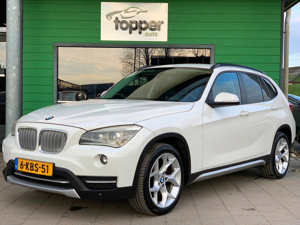 BMW X1 XDrive20i Upgrade Edition|Navi|StoelVw.|Cruise|Automa, Auto's, BMW, Gebruikt, Euro 6, 4 cilinders, Wit
