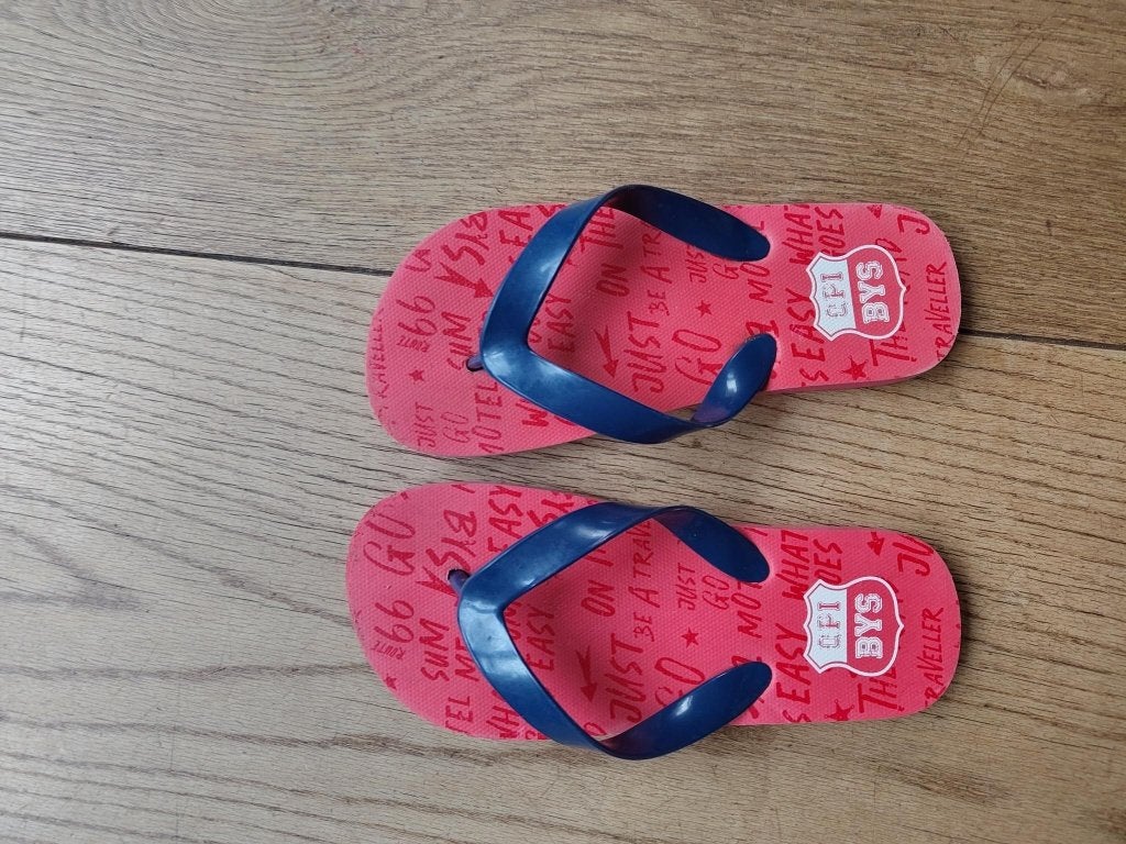 Rode teen slippers maat 33., Gebruikt, Jongen of Meisje, Overige typen, Ophalen of Verzenden