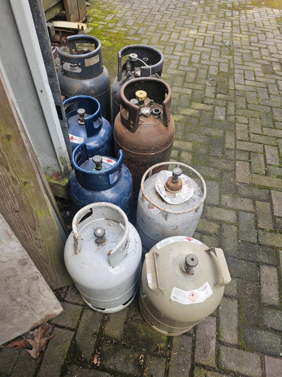 Partij diverse lege gasflessen en LPG gasflessen, Ophalen