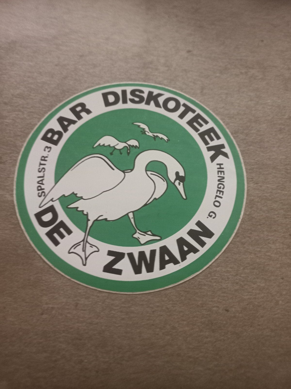 Vintage Sticker Bar Diskotek De Zwaan Hengelo G., Ophalen of Verzenden