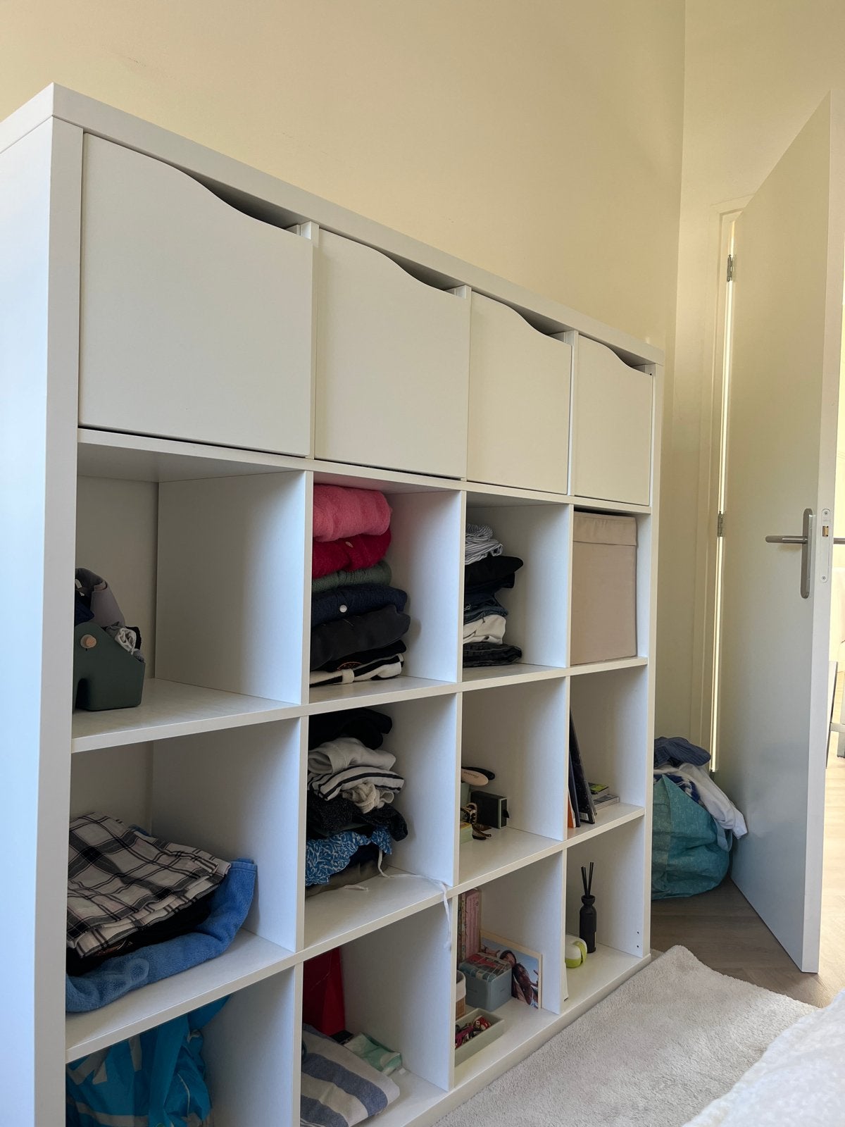 Ikea Kallax 4x4 wit met deuren in de bovenste rij, Overige materialen, Gebruikt, 100 tot 150 cm, Ophalen of Verzenden