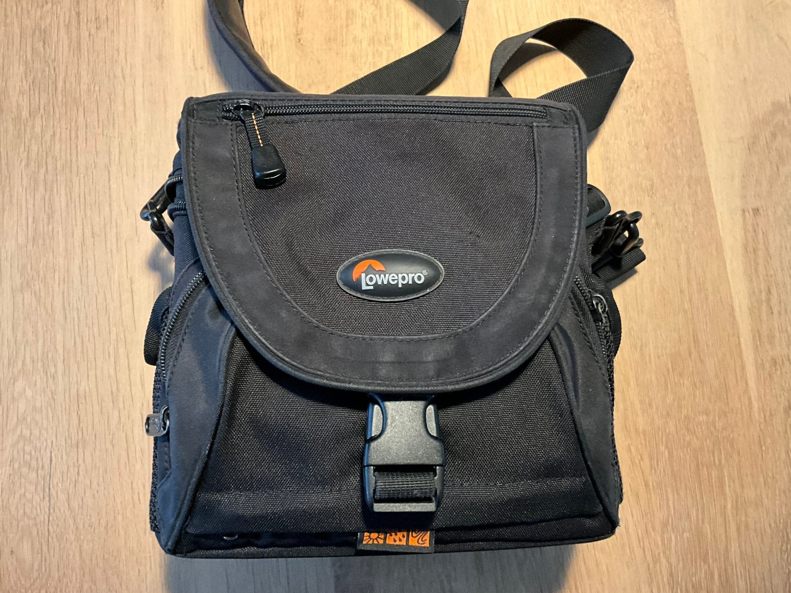 Lowepro schoudertas Nova 2 AW, Audio, Tv en Foto, Fotografie | Fototassen, Ophalen of Verzenden, Zwart, Schoudertas, Zijvakken
