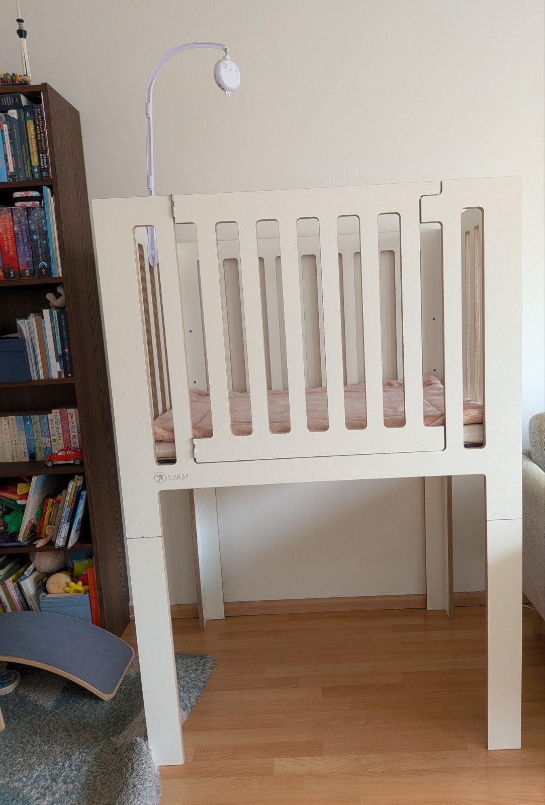 Hoge box Sjiraf/Cryless met boxkleed en muziekspeler, Kinderen en Baby's, Ophalen, Zo goed als nieuw, In hoogte verstelbaar