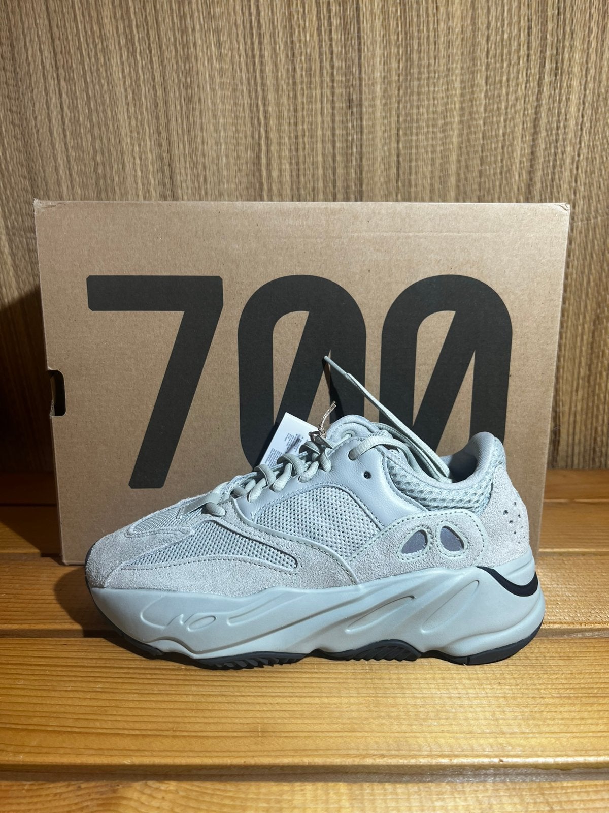 Adidas Yeezy Boost 700 Salt, Ophalen of Verzenden, Nieuw, Overige kleuren, Sneakers of Gympen