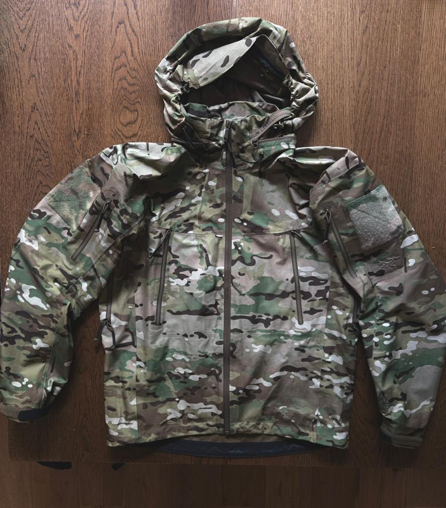 Arc’teryx LEAF Alpha Jacket, Ophalen of Verzenden, Zo goed als nieuw, Regenjas