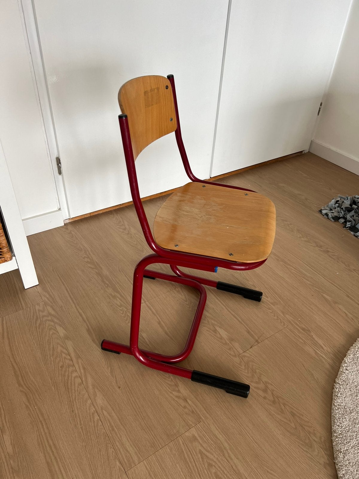 Vintage school stoeltje, Huis en Inrichting, Stoelen, Ophalen, Gebruikt, Bruin, Eén