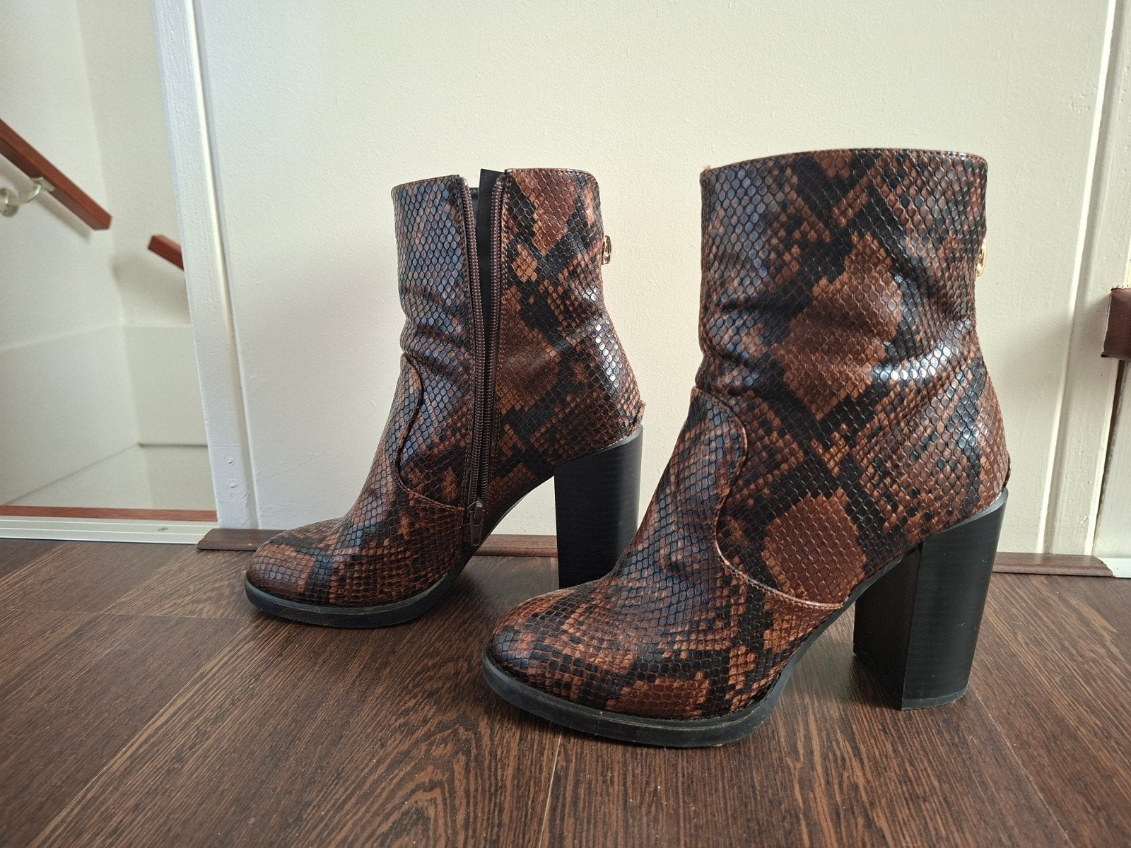 TREND ONE Enkellaarzen met slangenprint - Maat 39, Kleding | Dames, Ophalen, TREND ONE, Bruin, Lage of Enkellaarzen