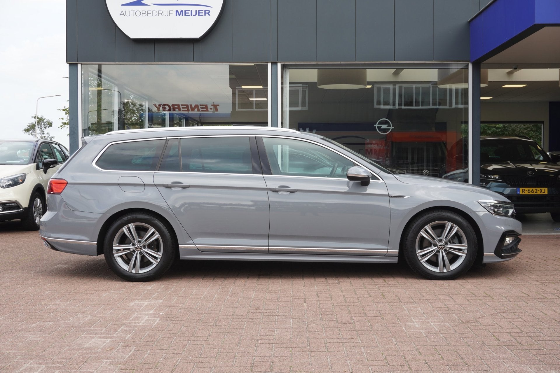Volkswagen Passat Variant 1.5 TSI R-Line Business + Panodak, Dealer onderhouden, 730 kg, 4 cilinders, 150 pk