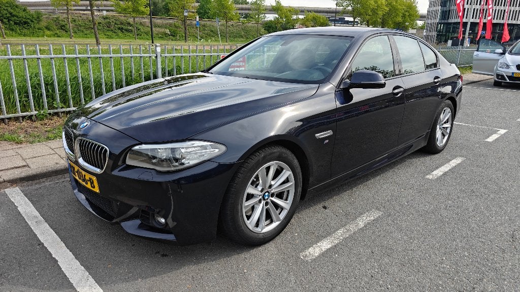BMW 520i M-Sport High Exec | Nieuwe APK & groot onderhoud!, Achterwielaandrijving, 4 cilinders, 2000 kg, Zwart