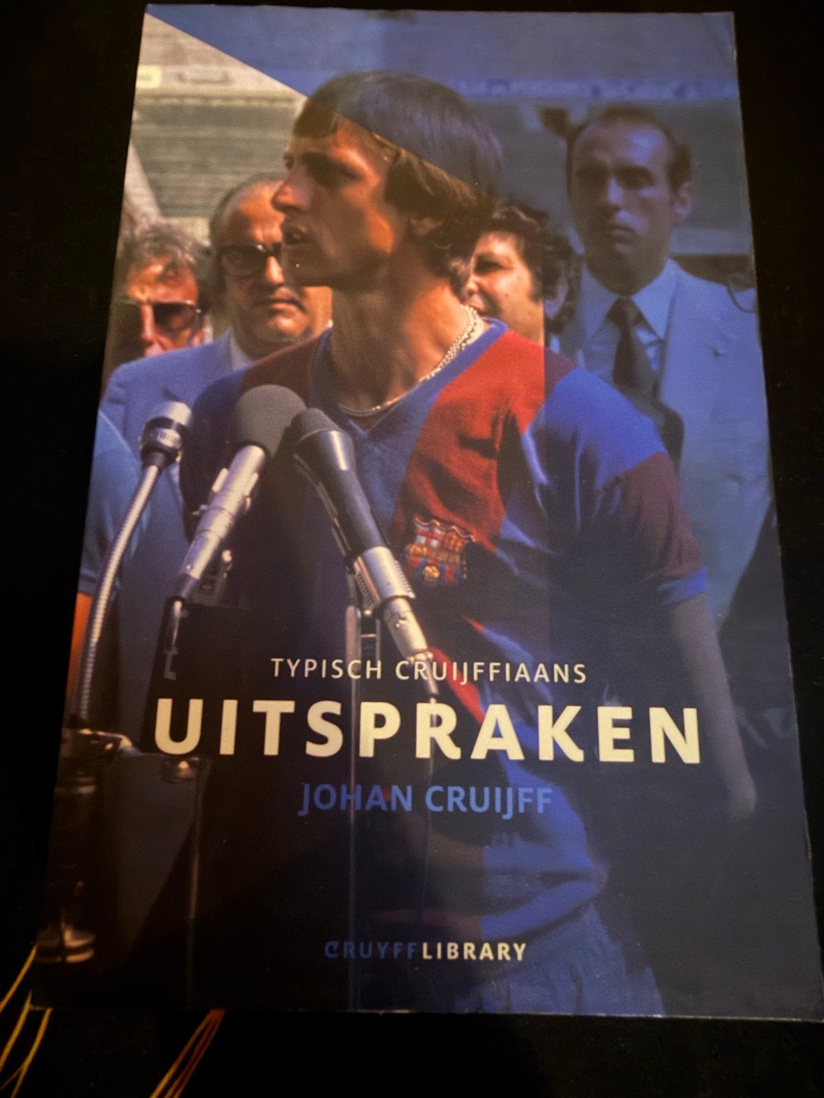 Typisch Cruijffiaans Uitspraken - Johan Cruijff, Boeken, Ophalen of Verzenden, Zo goed als nieuw, Overige sporten