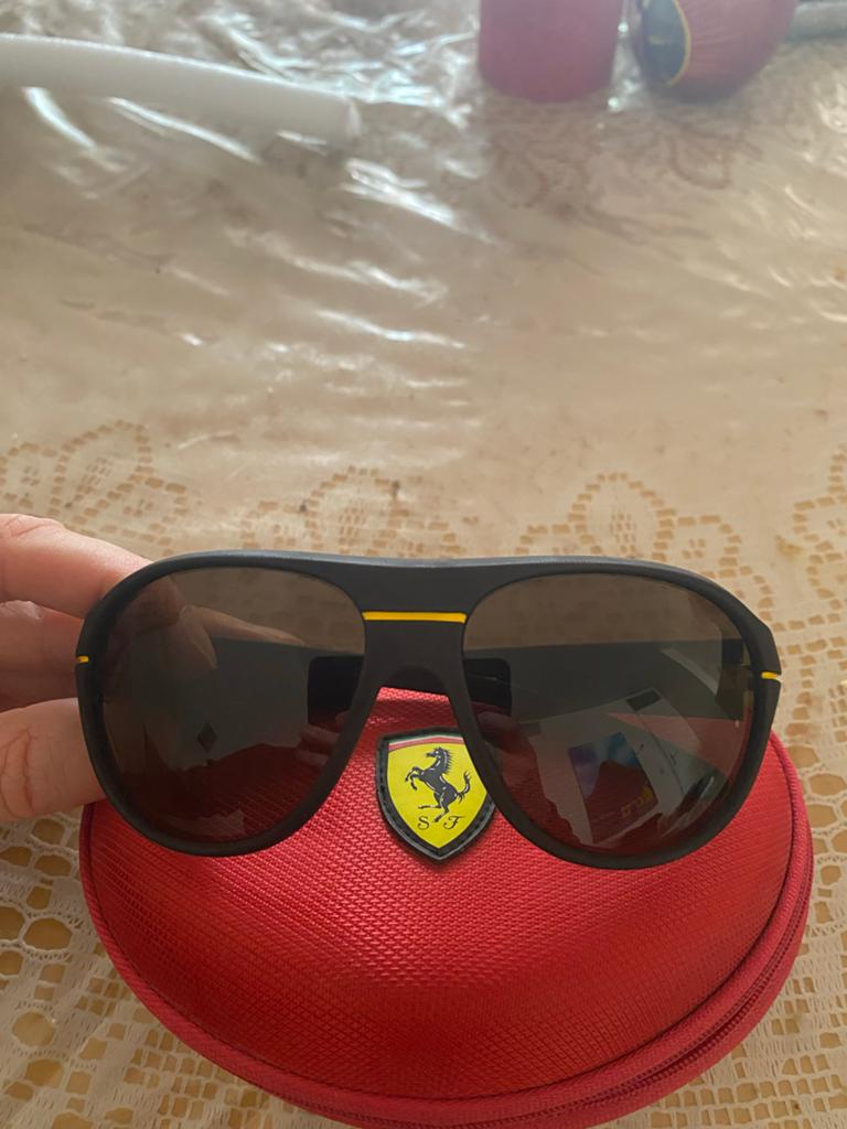 Ferrari Zonnebril Zwart met Gele Details en Etui, Overige merken, Zonnebril, Zwart, Ophalen of Verzenden