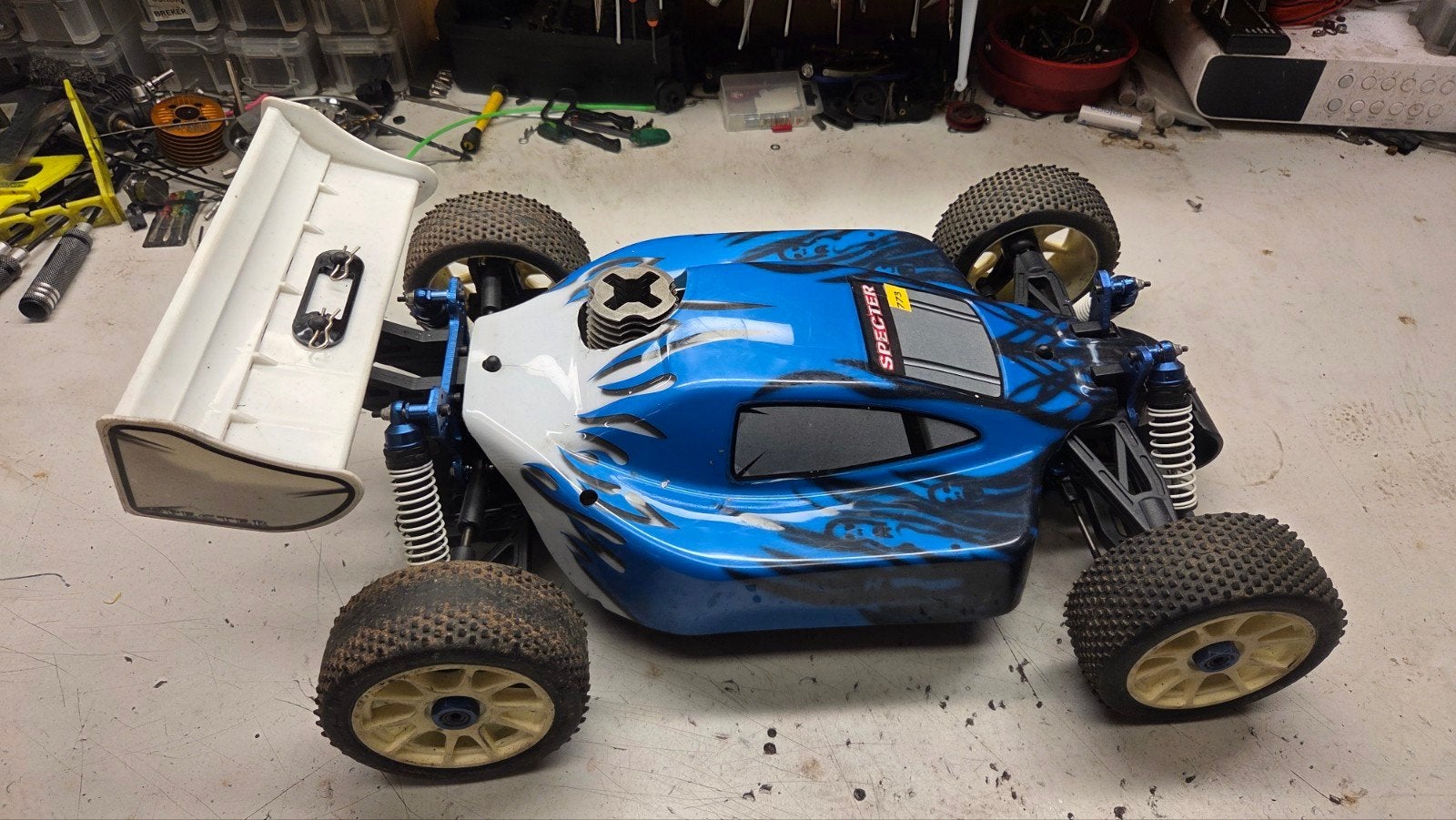 Te koop mooie carson specter, Hobby en Vrije tijd, Modelbouw | Radiografisch | Auto's, Gebruikt, Ophalen of Verzenden, Auto onroad