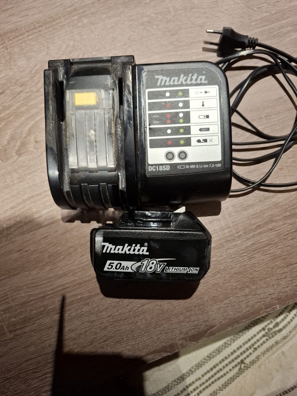 Makita DC18SD Oplader met 18V 5.0Ah Accu, Doe-het-zelf en Verbouw, Ophalen, Gebruikt, Overige typen