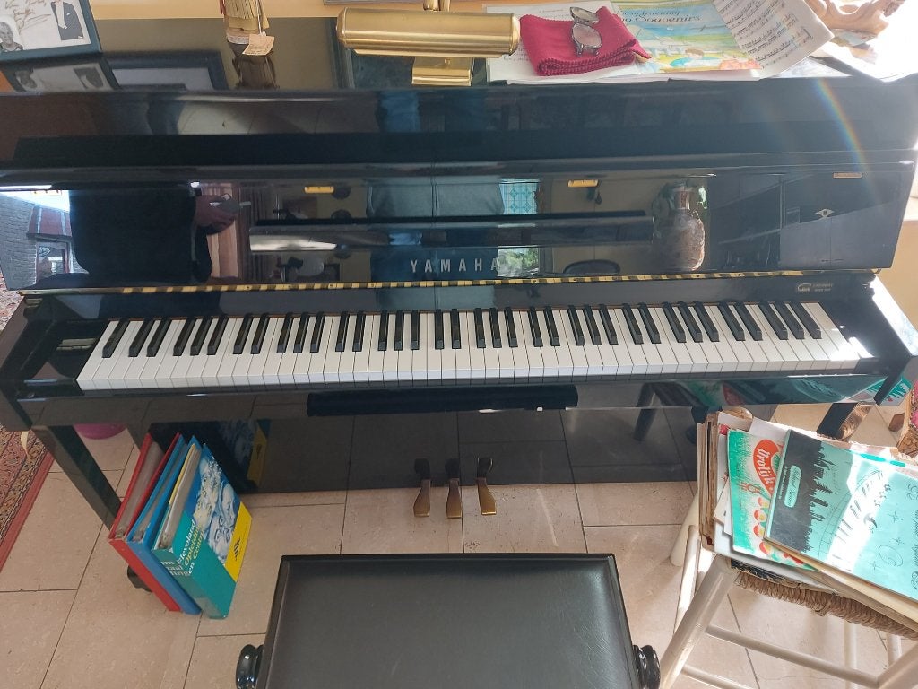 Prachtige Yamaha E-110N Piano – Showroomstaat, Muziek en Instrumenten, Piano's, Zo goed als nieuw, Piano, Zwart, Hoogglans, Ophalen