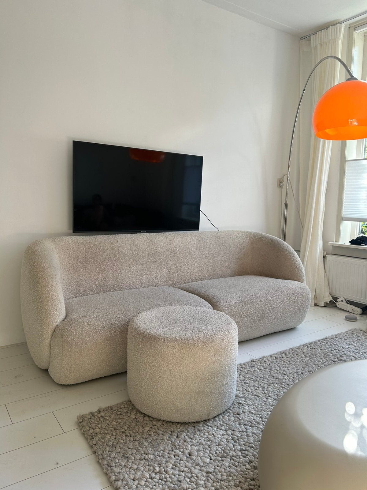 Sofa Company Paula 3-zitsbank + bijpassende poef | Bouclé, Huis en Inrichting, Banken | Bankstellen, Gebruikt, Rechte bank, Driepersoons