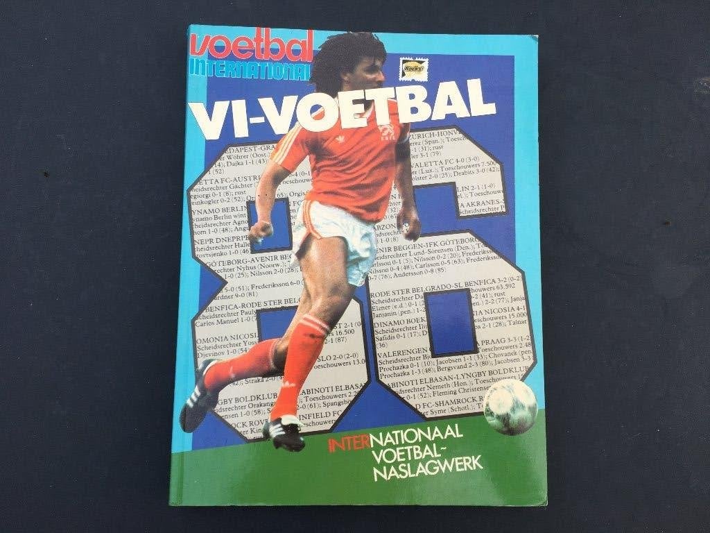 boek voetbal VI 1986 naslag werk.  262 bladzijden mooi, Verzenden, Zo goed als nieuw, Balsport