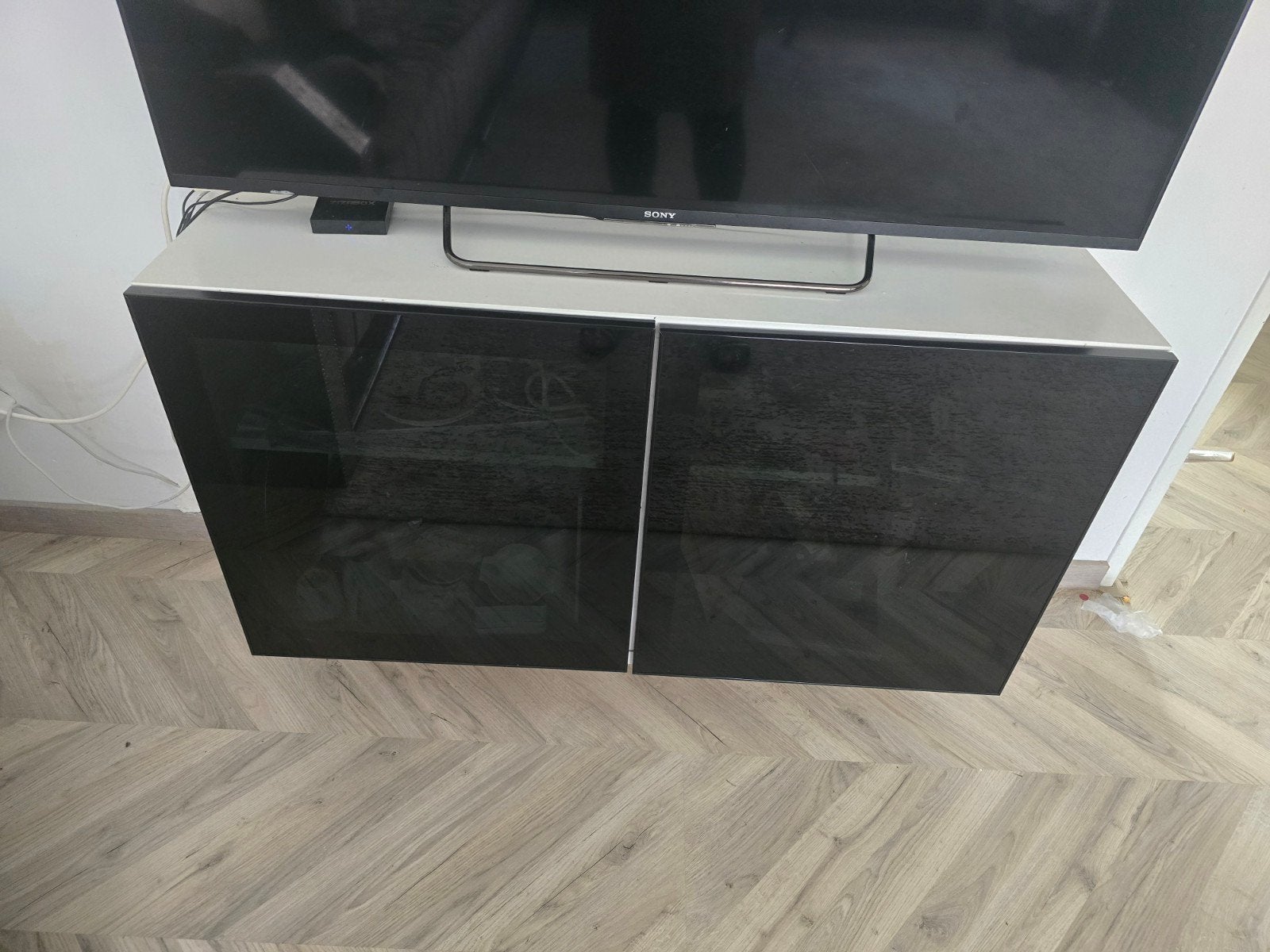 Moderne TV-kast met glazen deuren, Huis en Inrichting, Ophalen, Gebruikt, 100 tot 150 cm, Minder dan 100 cm