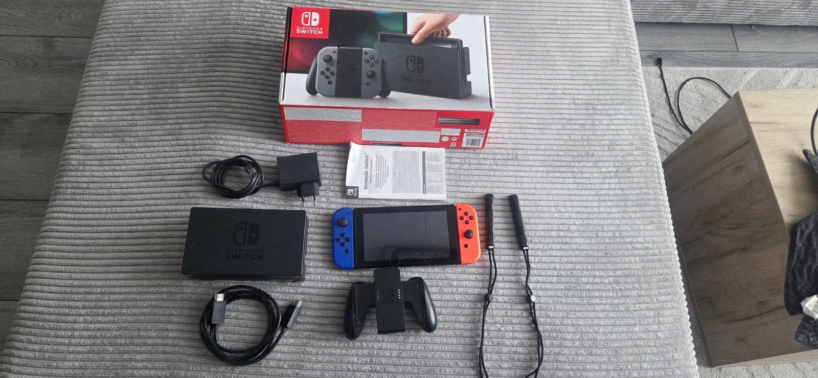 Nintendo switch compleet met 1tb aan games!, Spelcomputers en Games, Ophalen of Verzenden, Zo goed als nieuw, Met 2 controllers