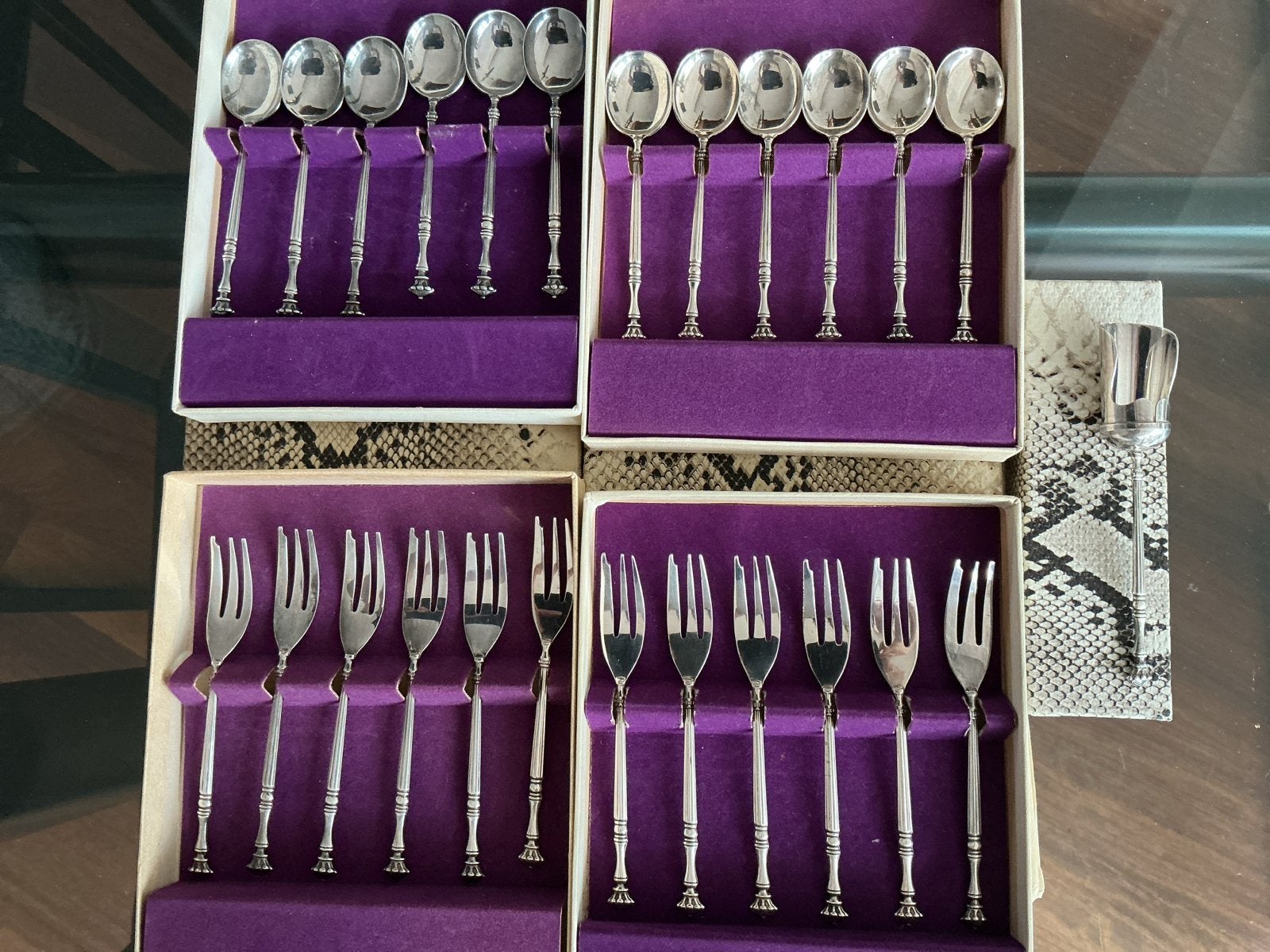 verzilverde gebaksvorkjes 12 en theelepels 12 in doos, Antiek en Kunst, Ophalen