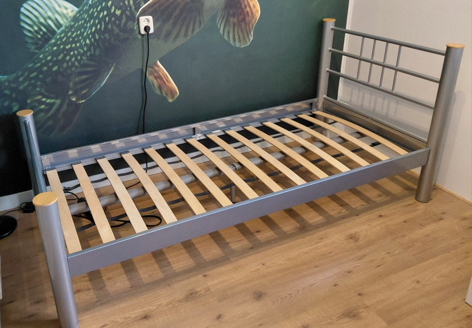 Eenpersoonsbed, Ophalen, 85 tot 100 cm, Zo goed als nieuw, Lattenbodem