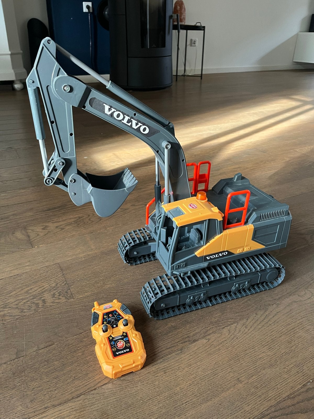 Volvo Graafmachine met Afstandsbediening en Geluid, Ophalen of Verzenden, Zo goed als nieuw, Afstandsbediening