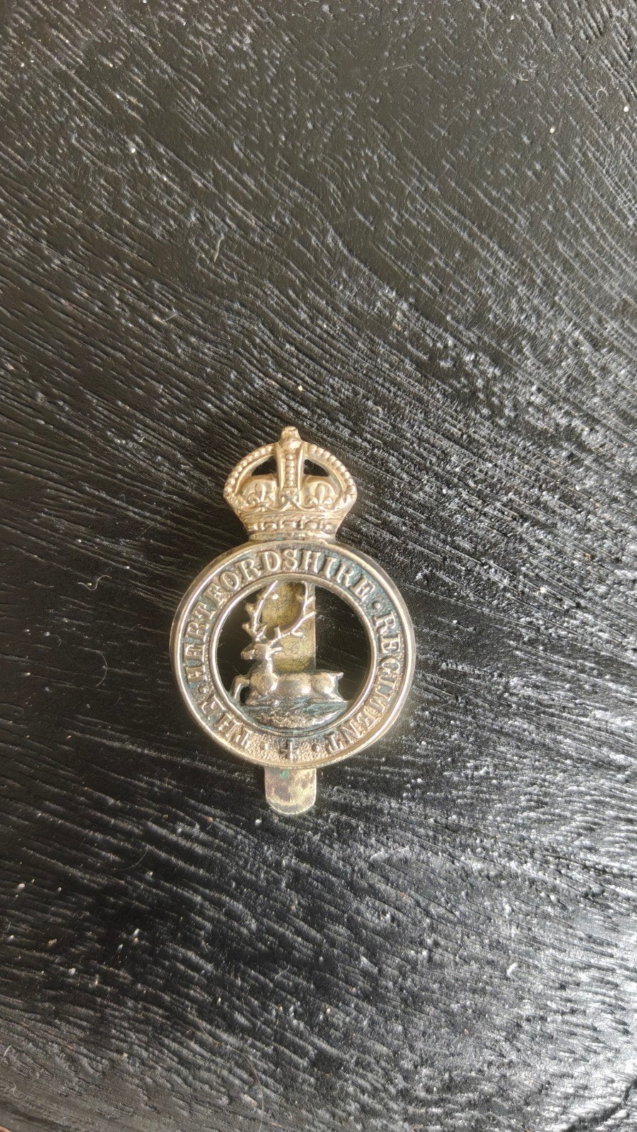 Originele WW2 capbadge The Hertfordshire Regiment., Ophalen of Verzenden, Landmacht, Engeland, Embleem of Badge