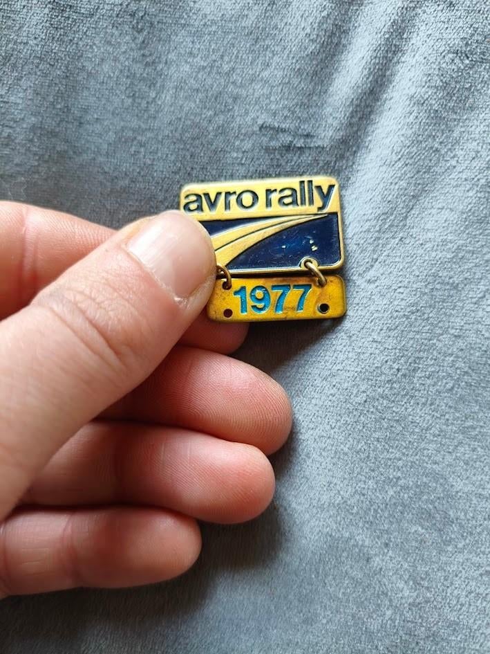 Vintage speldje AVRO rally 1977, Verzamelen, Speldjes, Pins en Buttons, Ophalen of Verzenden, Gebruikt, Overige onderwerpen, Speldje of Pin